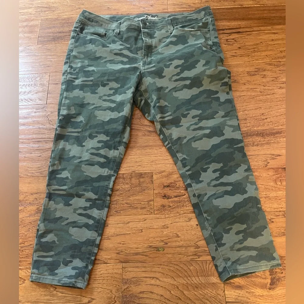 Universal Thread Size 18 High Rise Skinny Crop Camouflage Pants - Picture 1 of 4